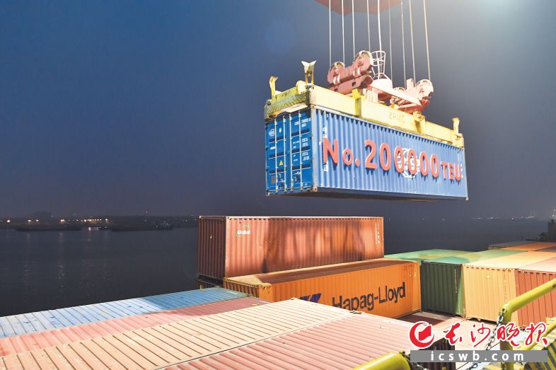　　28日18时08分，长沙集星码头1号泊位，一个标注着“NO.200000TEU”的中远海集装箱起吊装船。    长沙晚报全媒体记者 邹麟 摄