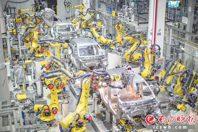 　　重庆一家新能源汽车企业使用智能化焊接机器人进行焊接作业。新华社记者 黄伟 摄