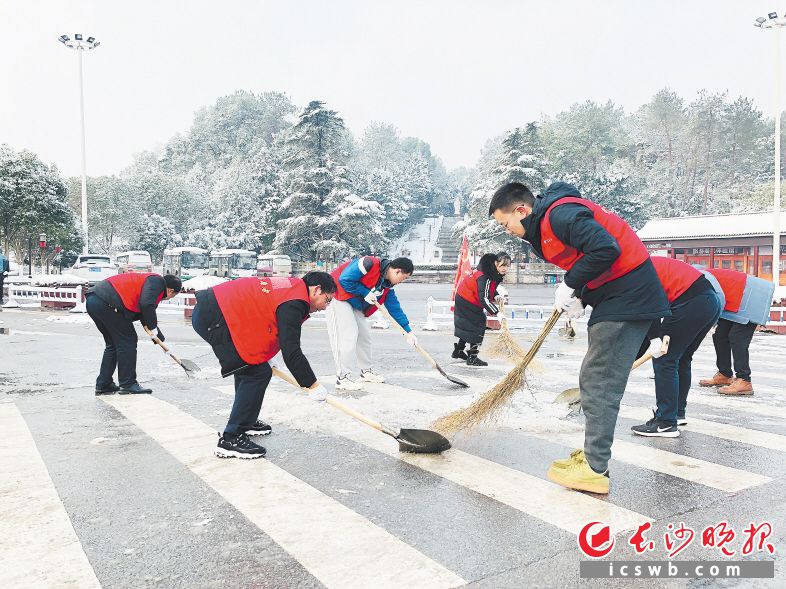 　　12月27日一早，为了恢复道路畅通，长沙县开慧镇党员志愿者积极开展扫雪除冰行动。                                              林正茂 摄