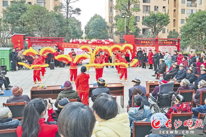 佳辉丽景小区党支部为“银发一族”举办集体生日宴。受访单位供图