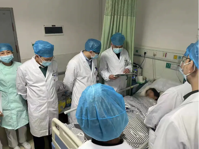 长沙市第四医院介入血管外科主任许顺驰带领团队查看患者恢复情况。长沙晚报通讯员 张宏荣 摄