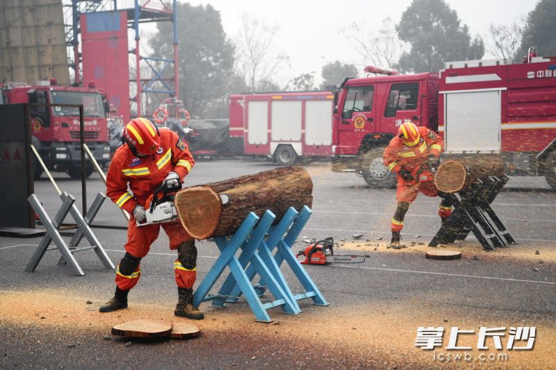 现场，消防救援人员开展各项训练。