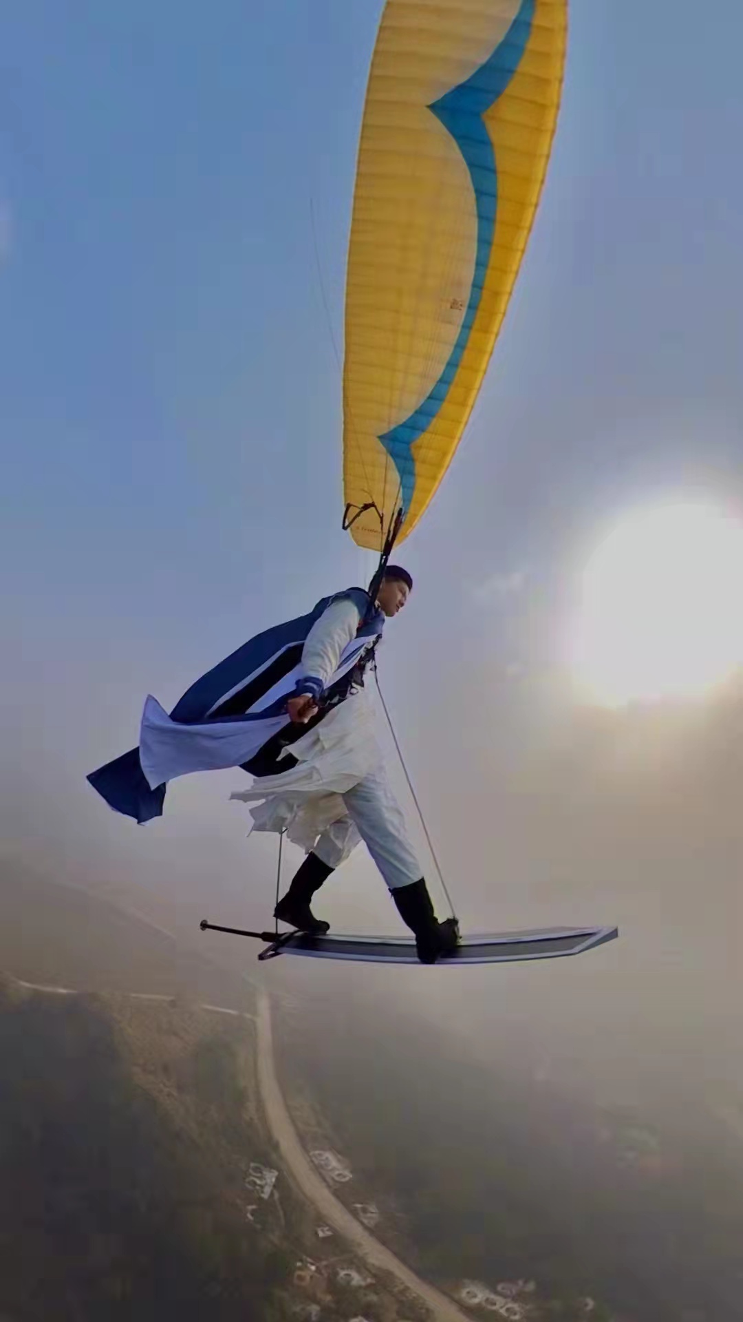 1月18日，湖南省第二届“黑麋峰杯”滑翔伞定点邀请赛中，化妆表演秀走红网络。受访者供图