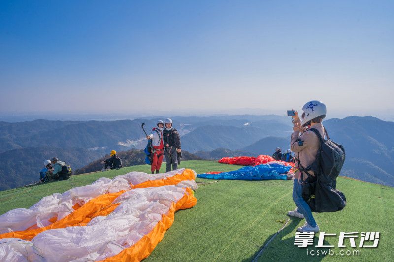 位于望城区桥驿镇杨桥村的黑麋峰滑翔伞基地内，游客们可以在空中欣赏乡村田园美景，享受纵身一跃后飞翔的快乐。 长沙晚报全媒体记者 邓迪 摄