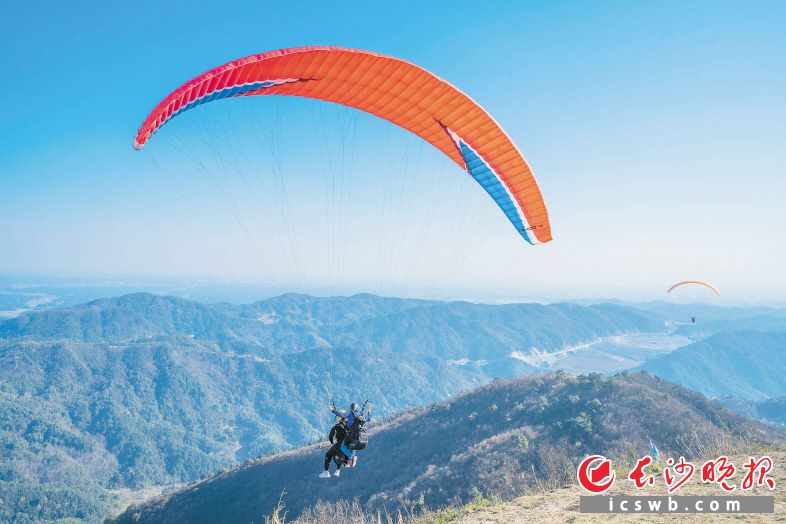 乘上滑翔伞，游客们可以在空中欣赏乡村田园美景，享受纵身一跃后飞翔的快乐。 长沙晚报全媒体记者 邓迪 摄