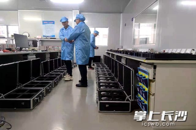 1月25日，湖南揽月机电有限公司车间内，工作人员正井然有序地装箱打包一个个高科技卫星“飞轮”产品。