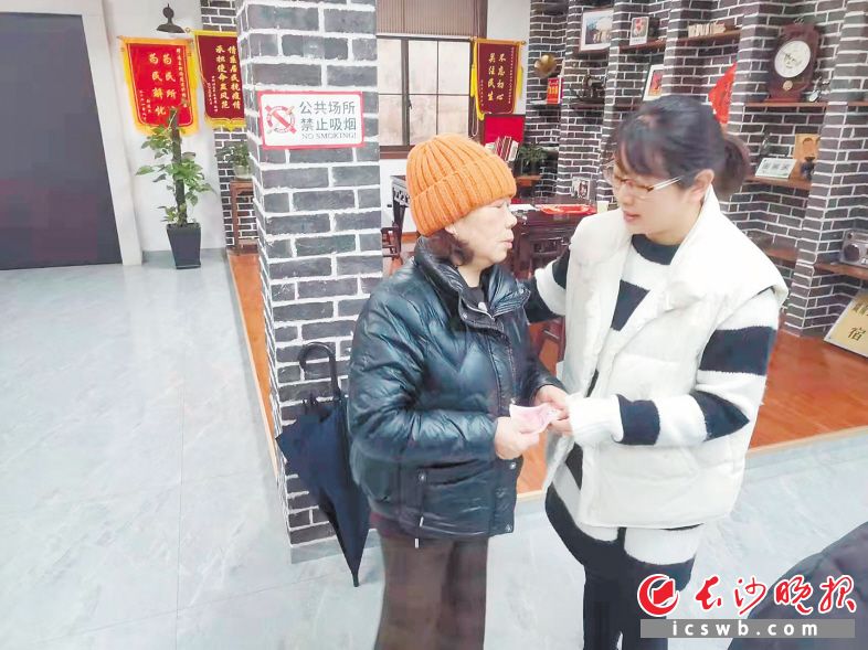 连升街社区党委副书记、副主任曹斐（右）近3年来春节都坚守在社区一线。受访者供图