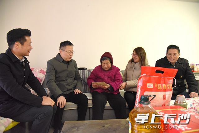 临近春节，长沙好人吴灿辉（右二）以及辖区领导慰问困难群众，为她们送去新春祝福。