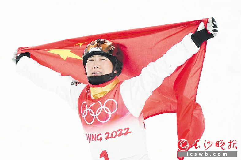 　　中国选手徐梦桃自由式滑雪女子空中技巧夺冠，中国冬奥代表团追平金牌历史最佳战绩。图为2月14日，徐梦桃在比赛后庆祝。新华社发