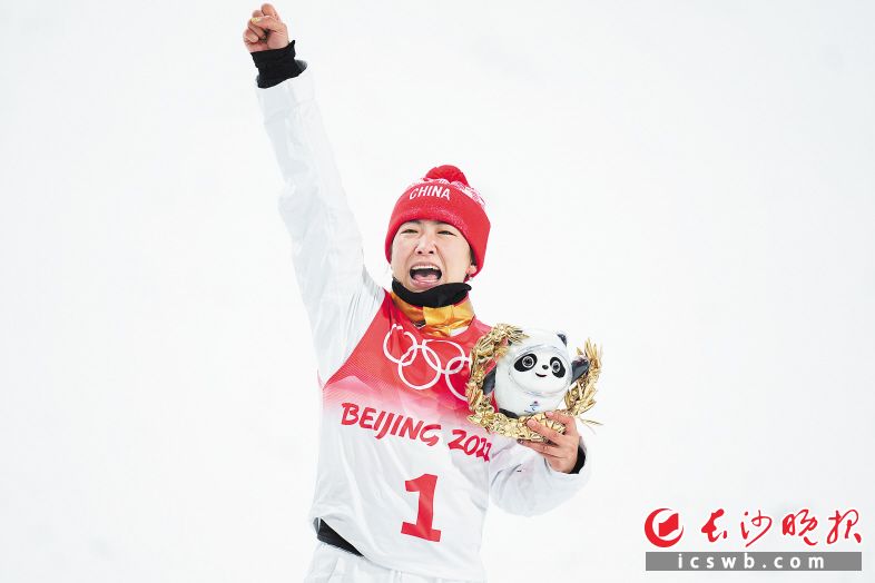 　　2月14日，冠军中国选手徐梦桃在颁发纪念品仪式上。　　新华社记者 许畅 摄
