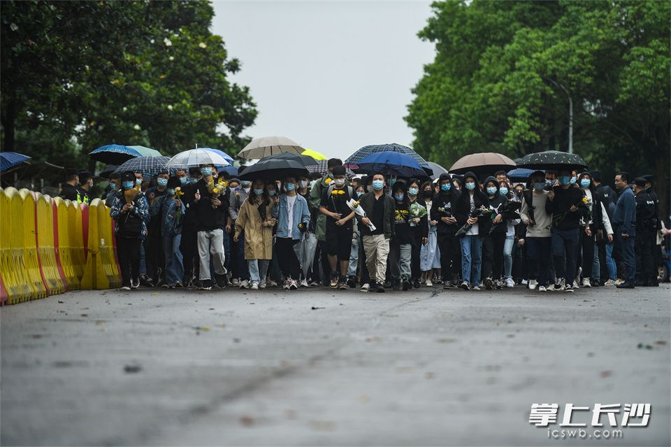 5月23日，市民肩并肩进入殡仪馆缅怀袁老。