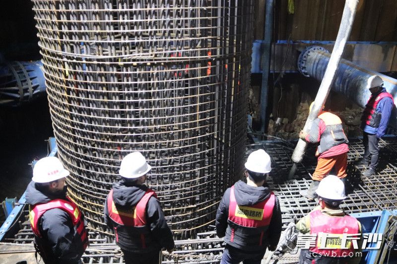 施工人员正在进行暮坪湘江特大桥首个承台浇筑施工。