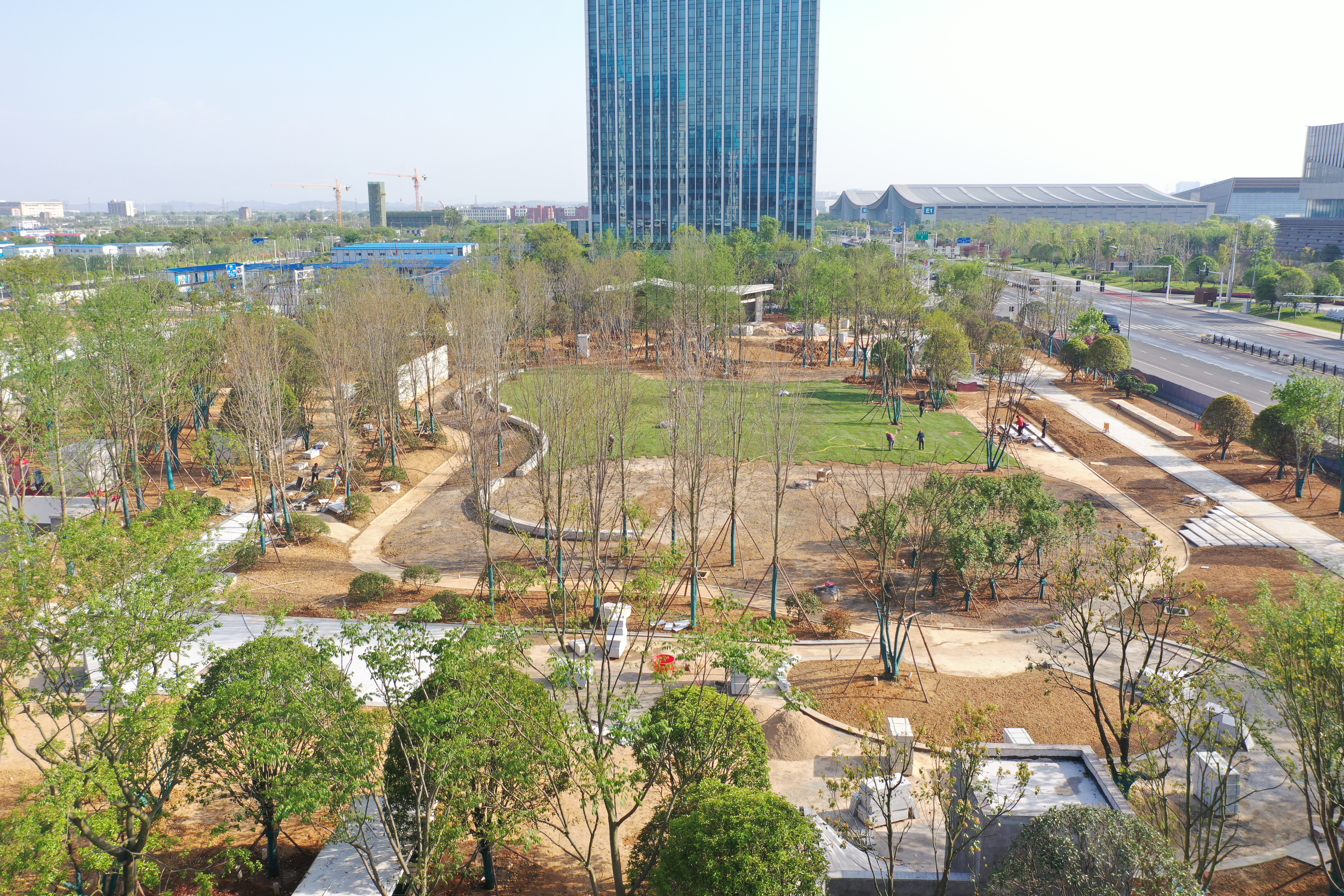 光达停车场及公共绿地建设工程完成建设