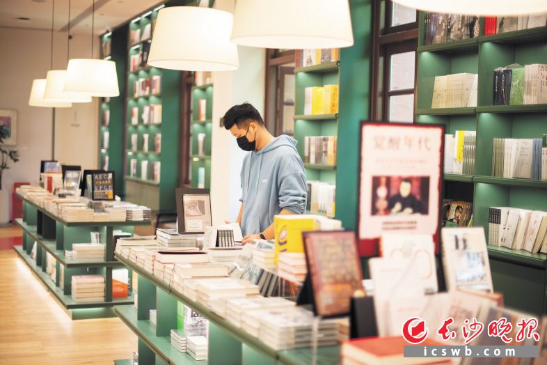 　书店场景设计形成独特的图书空间。均为长沙晚报全媒体记者 黄启晴 摄