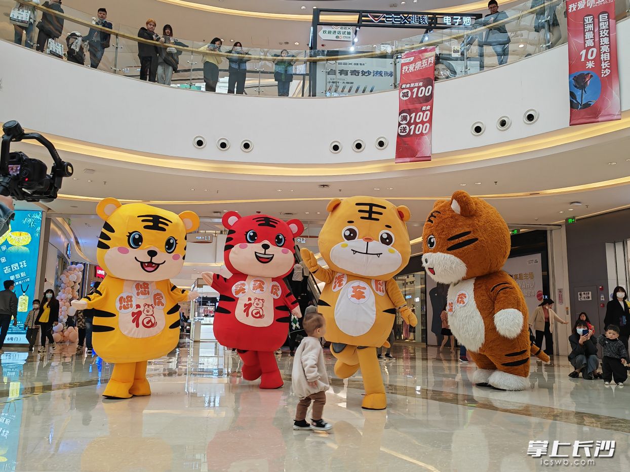 在松雅湖吾悦广场，四小虎跳起了最近大热的刘畊宏“毽子舞”。  均为长沙晚报全媒体记者范宏欢摄