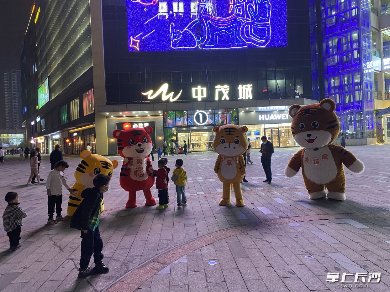 在中茂城门口，四小虎正在和小朋友们互动。