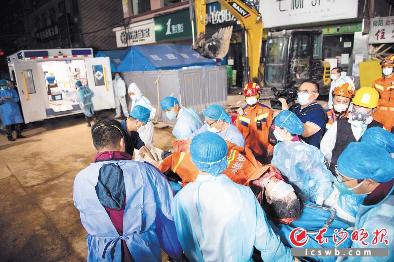 　　5日零时许，湖南长沙居民自建房倒塌事故第10名被困者被救出。新华社记者 陈思汗 摄