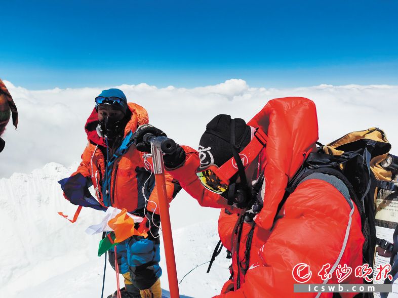 　　5月4日，科考队员登上珠穆朗玛峰峰顶。新华社特约记者 索朗多吉 摄