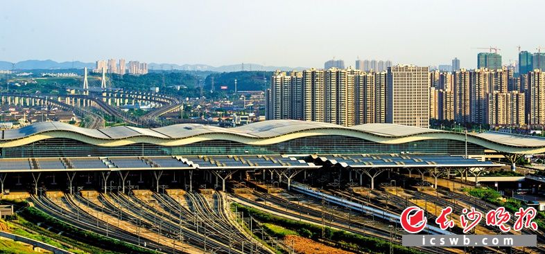 长沙火车南站是京广高铁与沪昆高铁的交会点，是中南地区的路网性铁路客运中心。长沙晚报全媒体记者 邹麟 摄