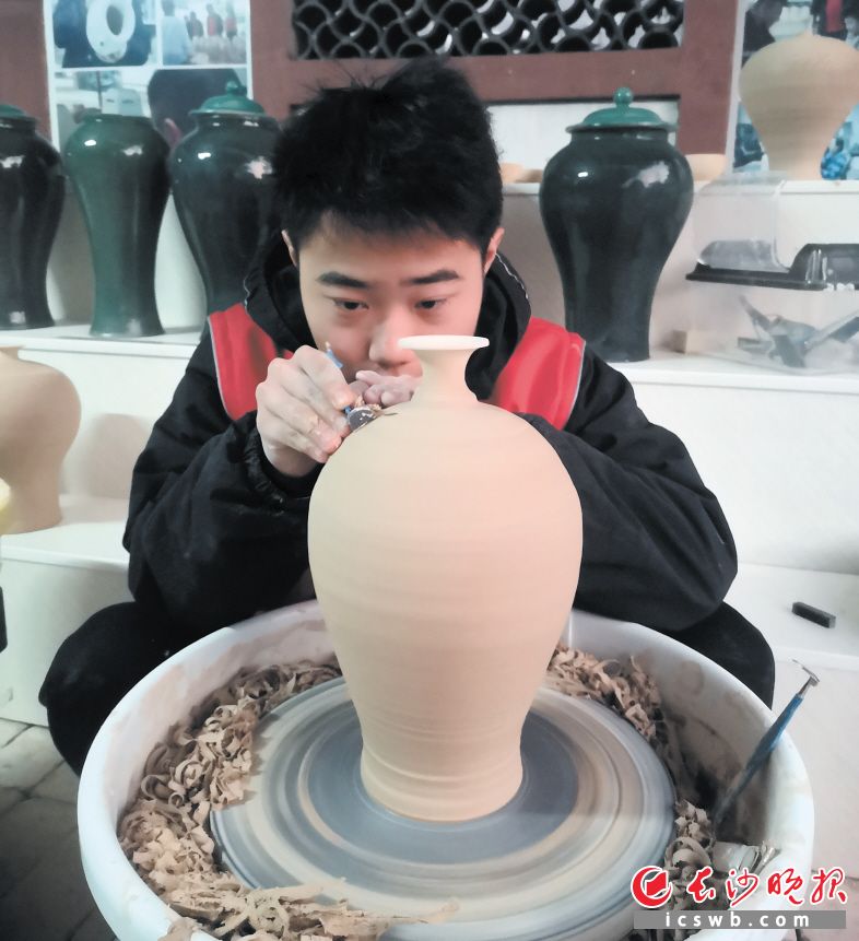 　　年轻人在彩陶源村从事陶瓷制作。均为资料图片