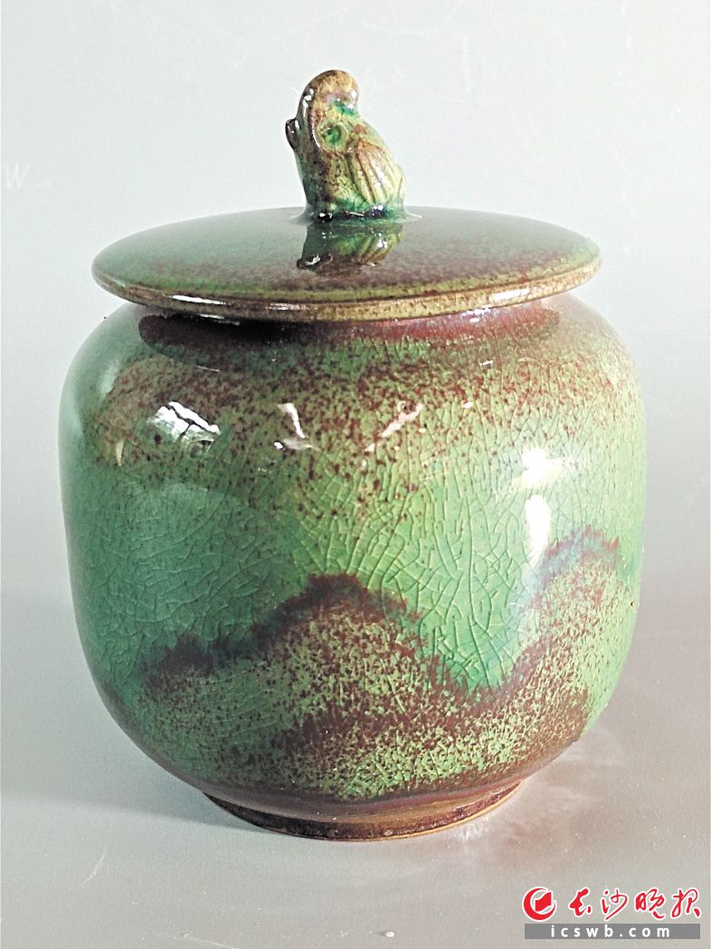 　　长沙窑铜红釉茶叶罐