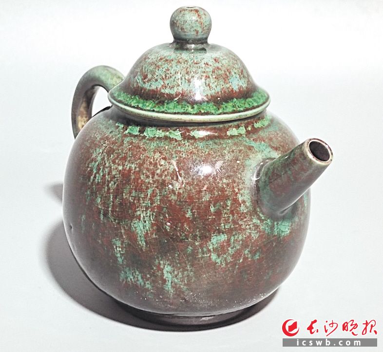 　　长沙窑铜红釉茶壶