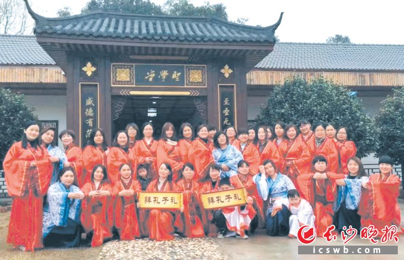 耀华中学全体青年女教师参加“拜孔子礼”活动。