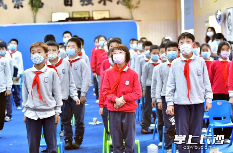 十岁成长礼上，全体同学一起铿锵有力地宣读《中国少年儿童幸福成长宣言》。