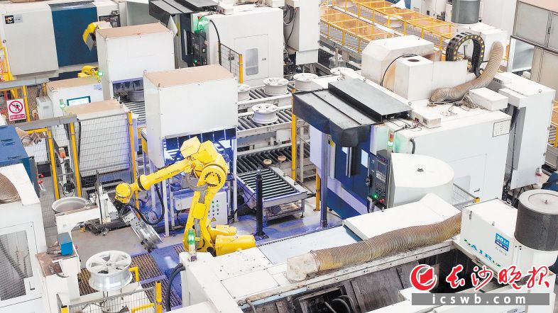　　中信戴卡自动化生产车间内的机械设备正在有序运作。长沙晚报全媒体记者 刘晓敏 摄