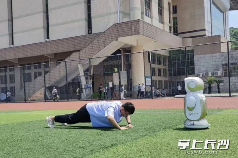 湖南大学信息科学与工程学院张宏铭“健体尖兵——全域体测机器人领航者”项目产品应用图。