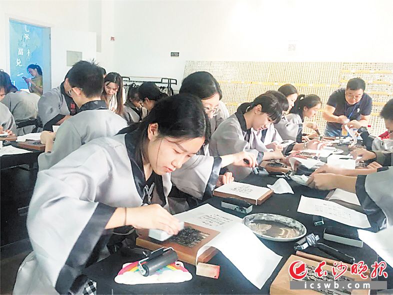 　　湖南省宋旦汉字艺术博物馆推出了丰富的汉字艺术体验活动。　　馆方供图