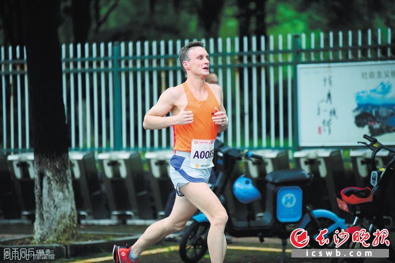 来自波兰的Marcin Hubisz代表长沙县队参加长沙市选拔赛健康跑项目。
