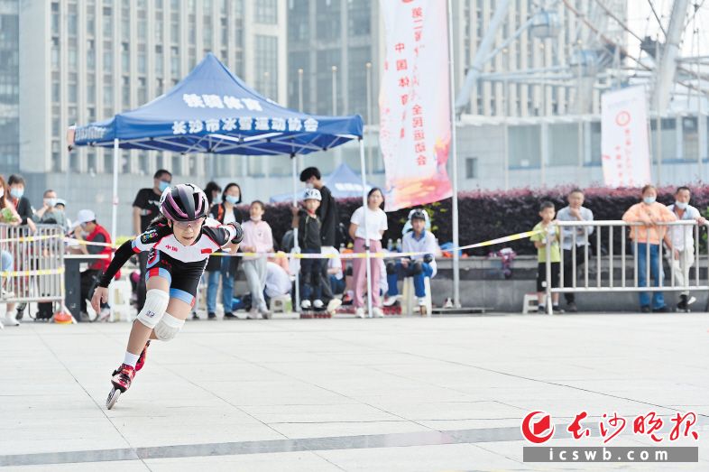 　　长沙市选拔赛轮滑项目，小朋友在贺龙体育中心东广场上展示技艺。