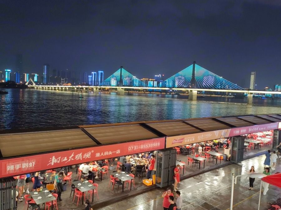 6月4日晚，长沙湘江边上的夜宵集中地渔人码头吸引了不少市民和游客。 新华社记者刘良恒 摄