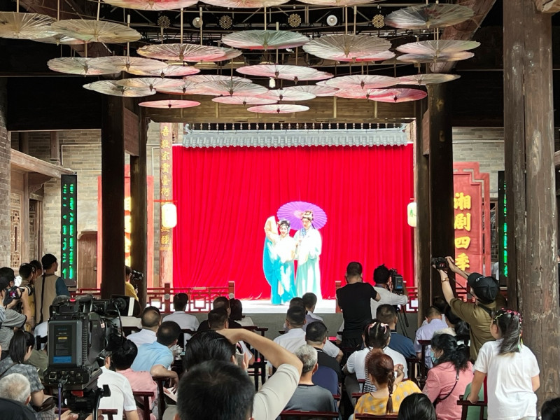专业演员表演湘剧传统剧目‘四记“。