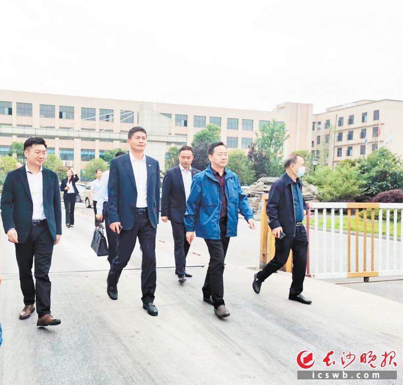 　　5月18日，浦发银行长沙分行党委书记、行长王起（左二）带队走访中国（湖南）自由贸易试验区岳阳片区。企业供图