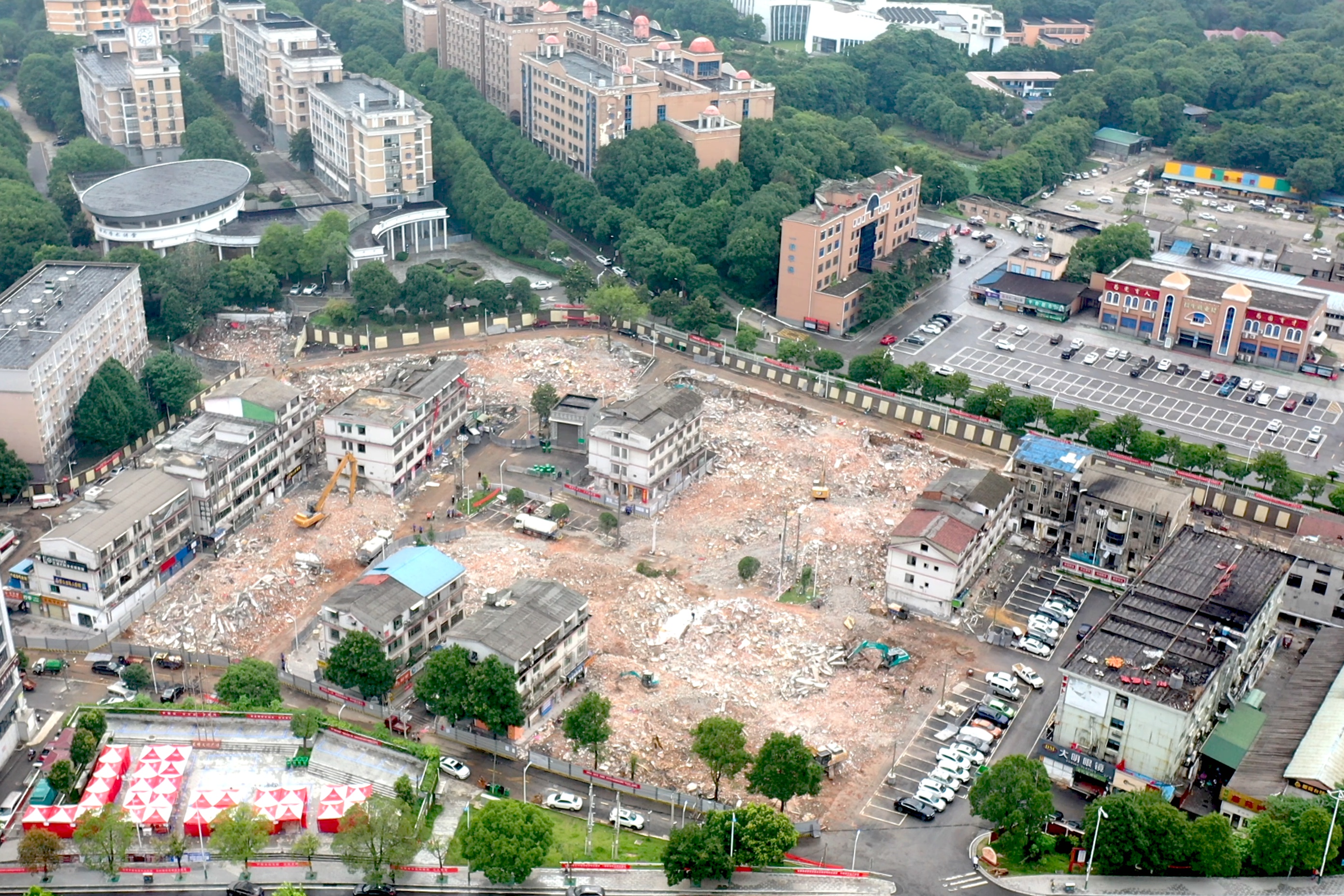 截至6月17日，麓谷街道东塘社区涉外片区已拆除60户危房。 范龙贵 摄