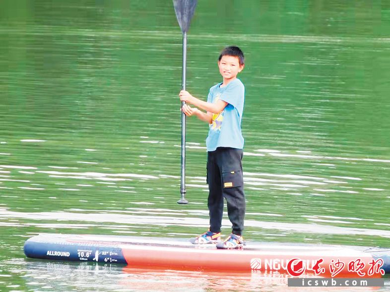 　　11岁的罗汉已经掌握了多项户外运动技巧。