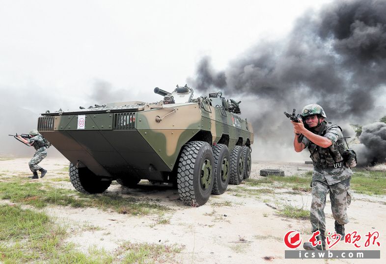 　　驻香港部队某旅装步一连组织人车协同训练（5月24日摄）。