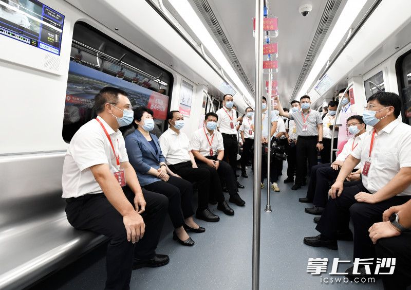 通车活动后，吴桂英、郑建新一行从黄花机场T1T2站出发乘坐地铁6号线。
