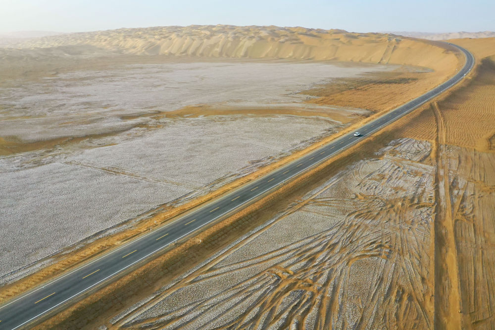 图为2022年6月26日拍摄的尉犁至且末沙漠公路（无人机照片）。新华社记者 李响 摄