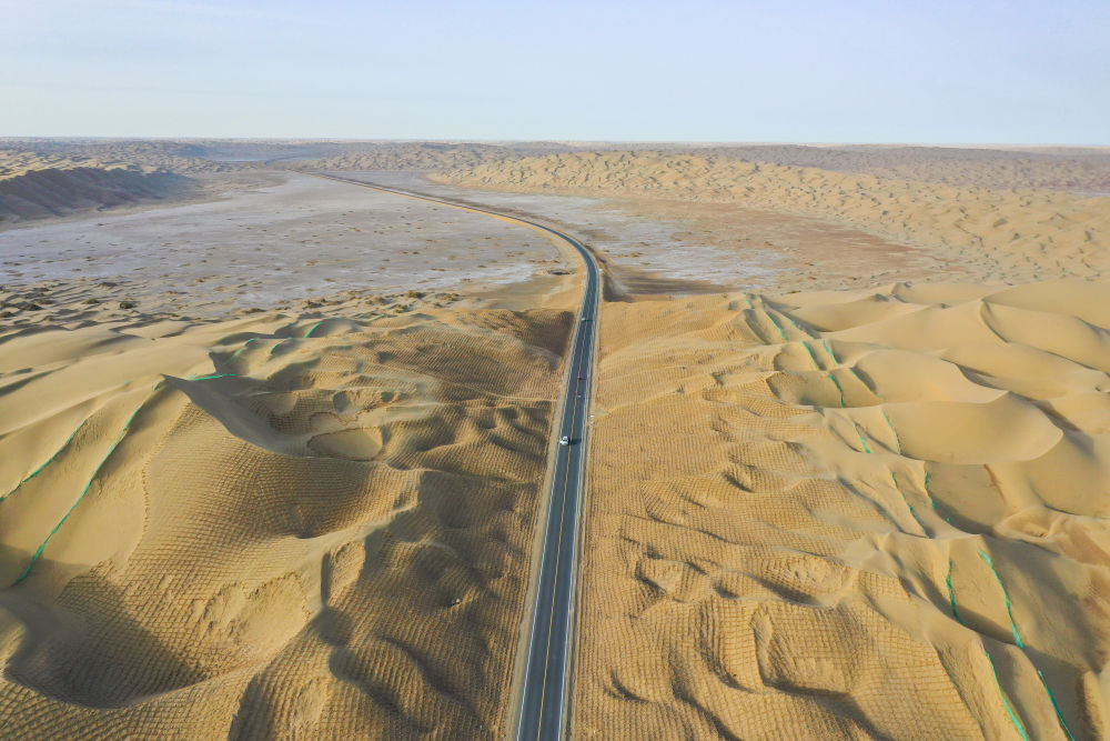 图为2022年6月23日拍摄的尉犁至且末沙漠公路（无人机照片）。新华社记者 李响 摄