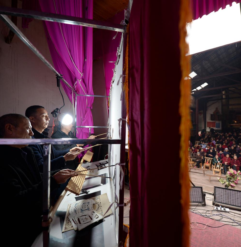 在湖南省浏阳市沙市镇秧田村，宋伟军（左二）和剧团成员表演皮影戏（2021年11月16日摄）。新华社记者 陈振海 摄