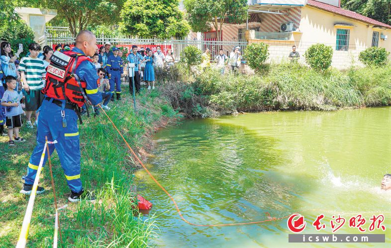 　　在和平村的一口山塘旁，长沙县蓝天救援队队长陈槐下水开展现场救援模拟演练。长沙晚报全媒体记者 刘晓敏 摄