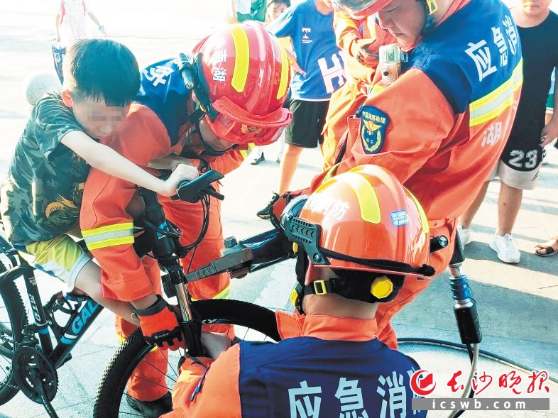 　　一名儿童脚被自行车卡住，消防救援人员现场施救。长沙晚报通讯员 寻艳 供图