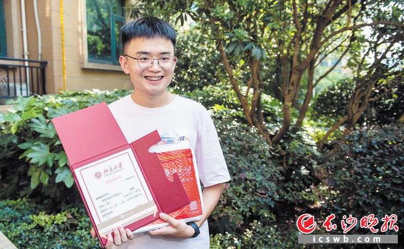 　　7月15日下午，毛宇航收到了北京大学的录取通知书。 长沙晚报全媒体记者 邹麟 摄