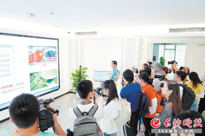 　　活动第二站，网络媒体、网络名人走进位于湘江科创基地4号栋的创瑾科技。