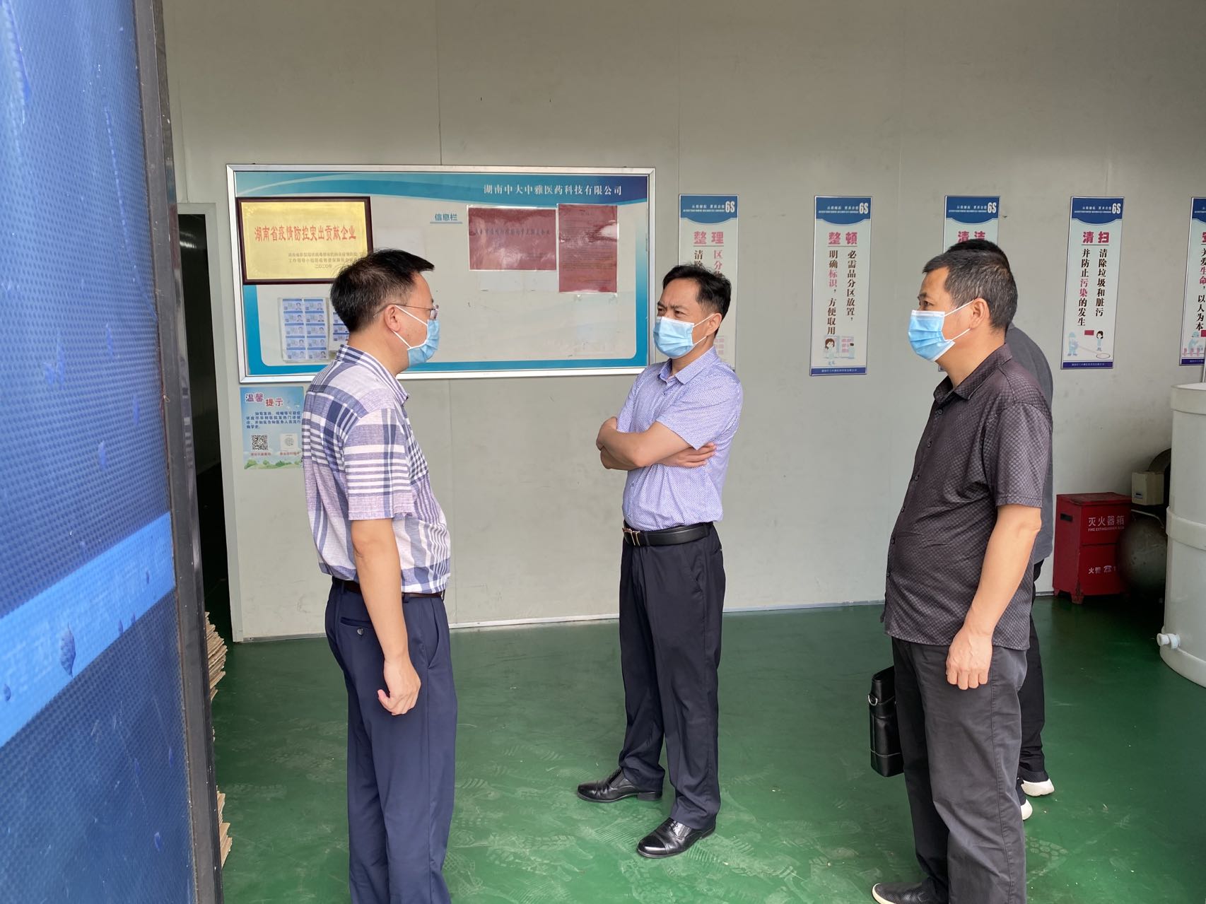 疫情防控期间，长沙高新区应急分局局长黄永红（左二）带队解决企业实际需求。
