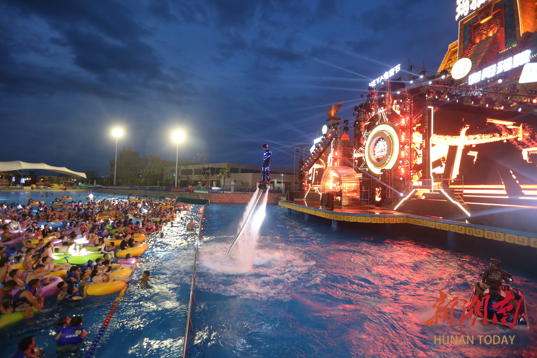 7月6日，衡阳玛雅海滩水公园正式向游客开放，特技演员在进行“水上飞行”表演。通讯员 摄