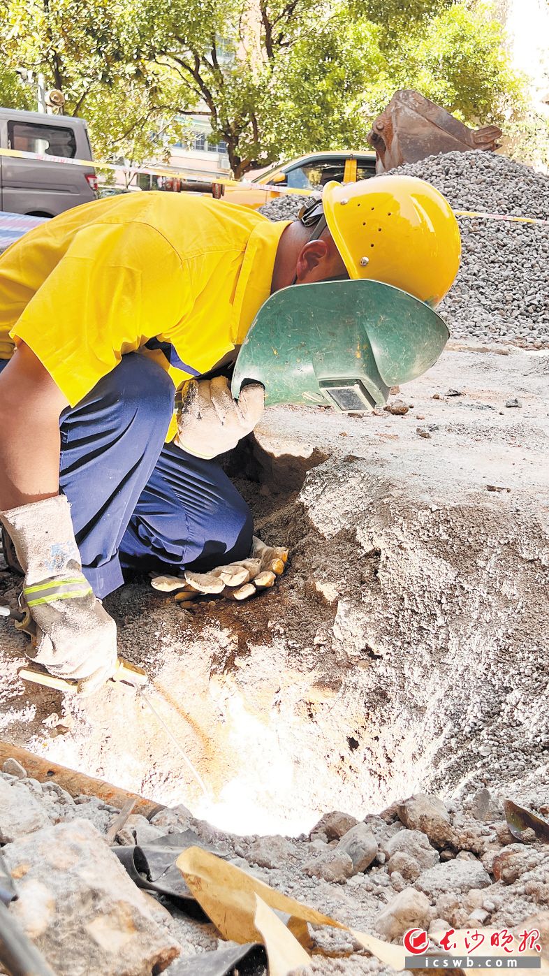 抢修人员在对管道漏点进行焊补作业。长沙晚报全媒体记者 周辉霞 摄